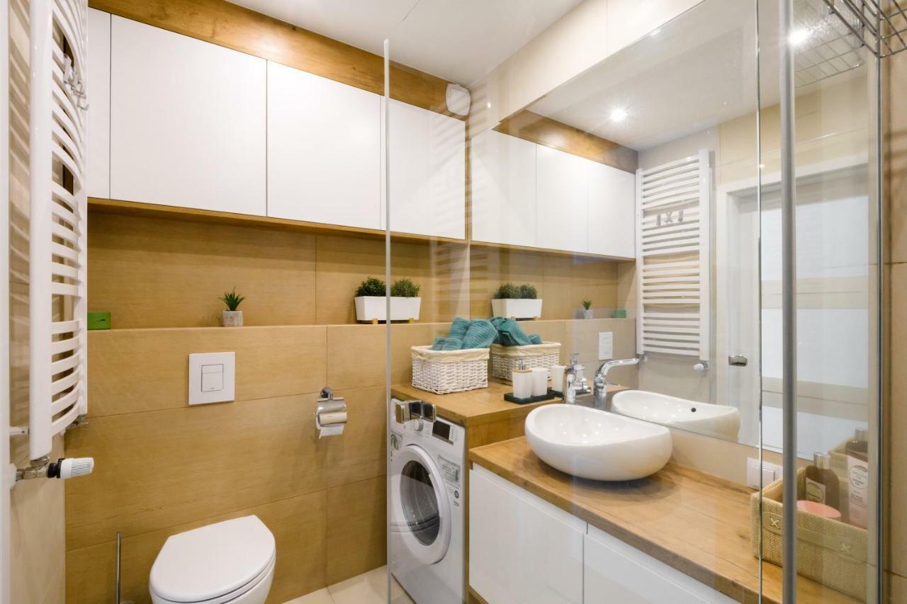 M&R Apartament Airport&Business Deluxe Cybernetyki 17 - Underground Garage - Free Wifi - Netflix - Air Conditioning - Self Check-In, Close By Chopin Airport Warsaw Exterior photo