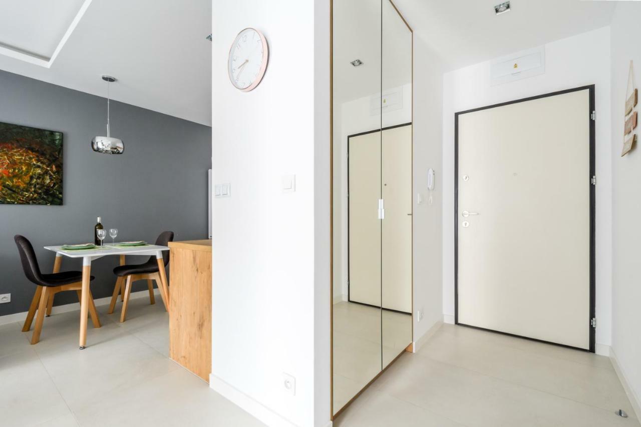 M&R Apartament Airport&Business Deluxe Cybernetyki 17 - Underground Garage - Free Wifi - Netflix - Air Conditioning - Self Check-In, Close By Chopin Airport Warsaw Exterior photo
