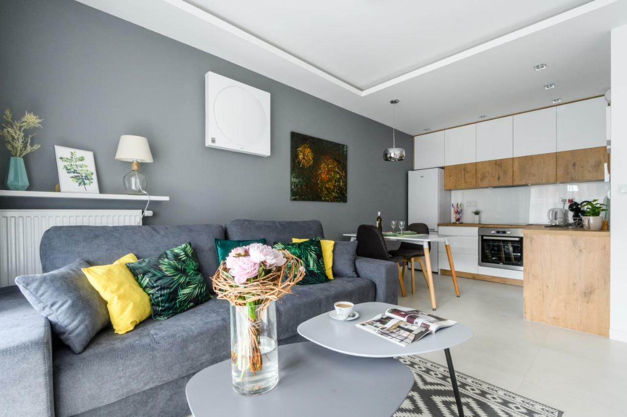 M&R Apartament Airport&Business Deluxe Cybernetyki 17 - Underground Garage - Free Wifi - Netflix - Air Conditioning - Self Check-In, Close By Chopin Airport Warsaw Exterior photo