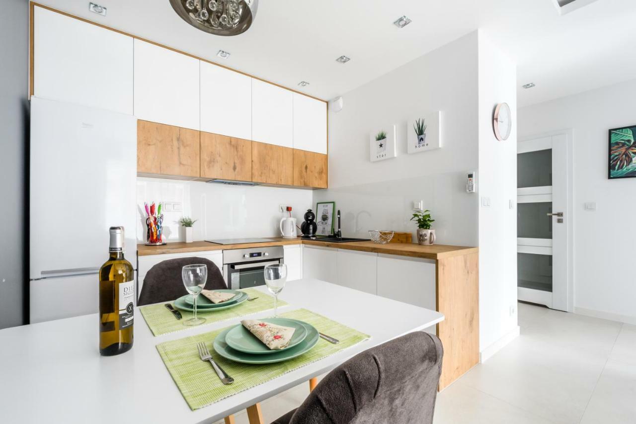 M&R Apartament Airport&Business Deluxe Cybernetyki 17 - Underground Garage - Free Wifi - Netflix - Air Conditioning - Self Check-In, Close By Chopin Airport Warsaw Exterior photo